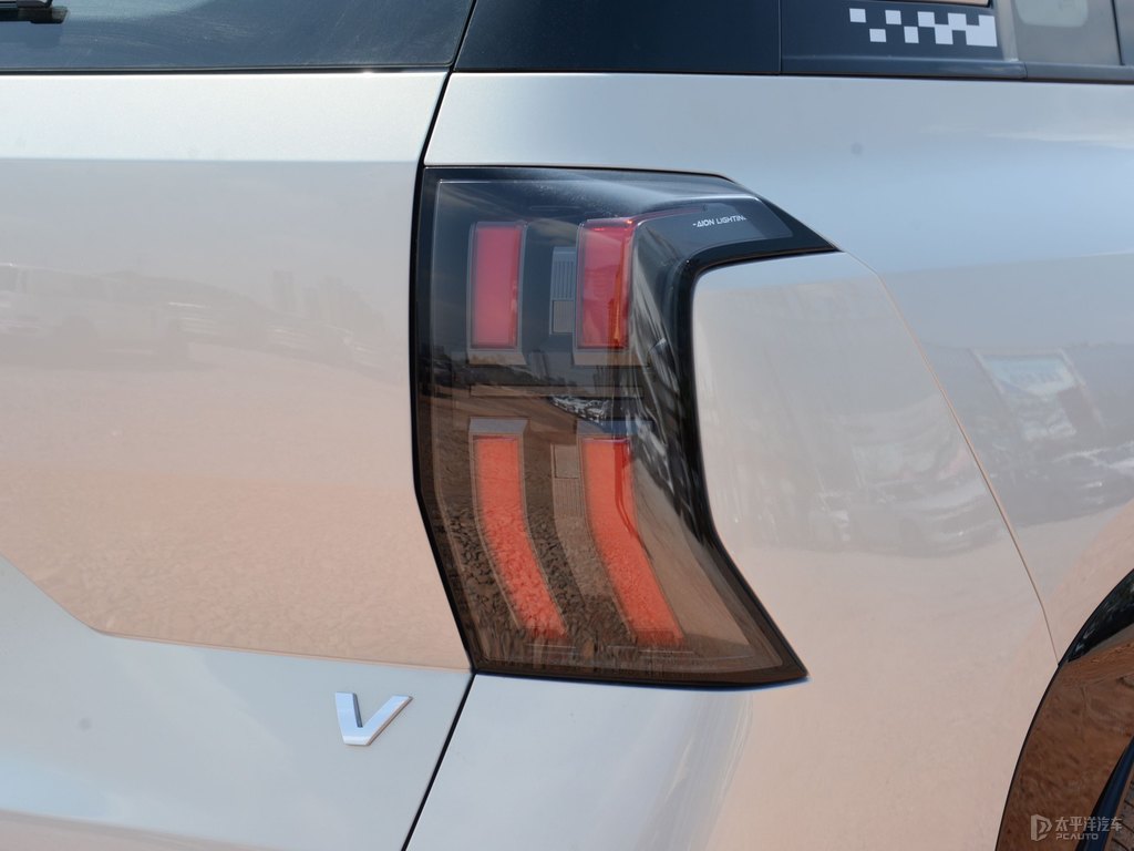 全息銀AION V車(chē)尾外觀(guān)圖片