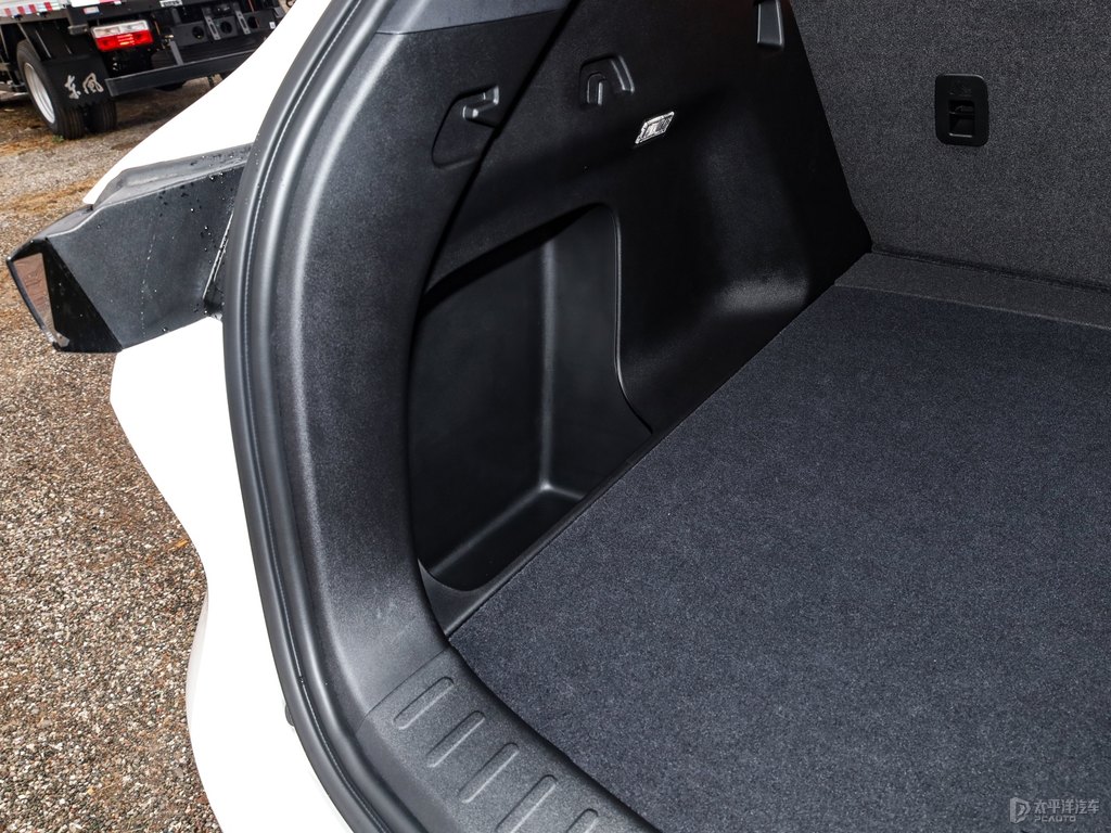 炫晶白長(zhǎng)安CS75 PLUS后備廂空間圖片
