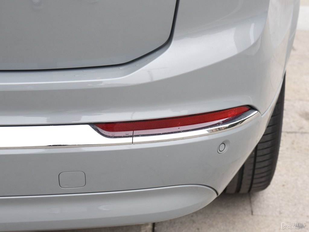 薄霧灰沃爾沃XC90車尾外觀圖片