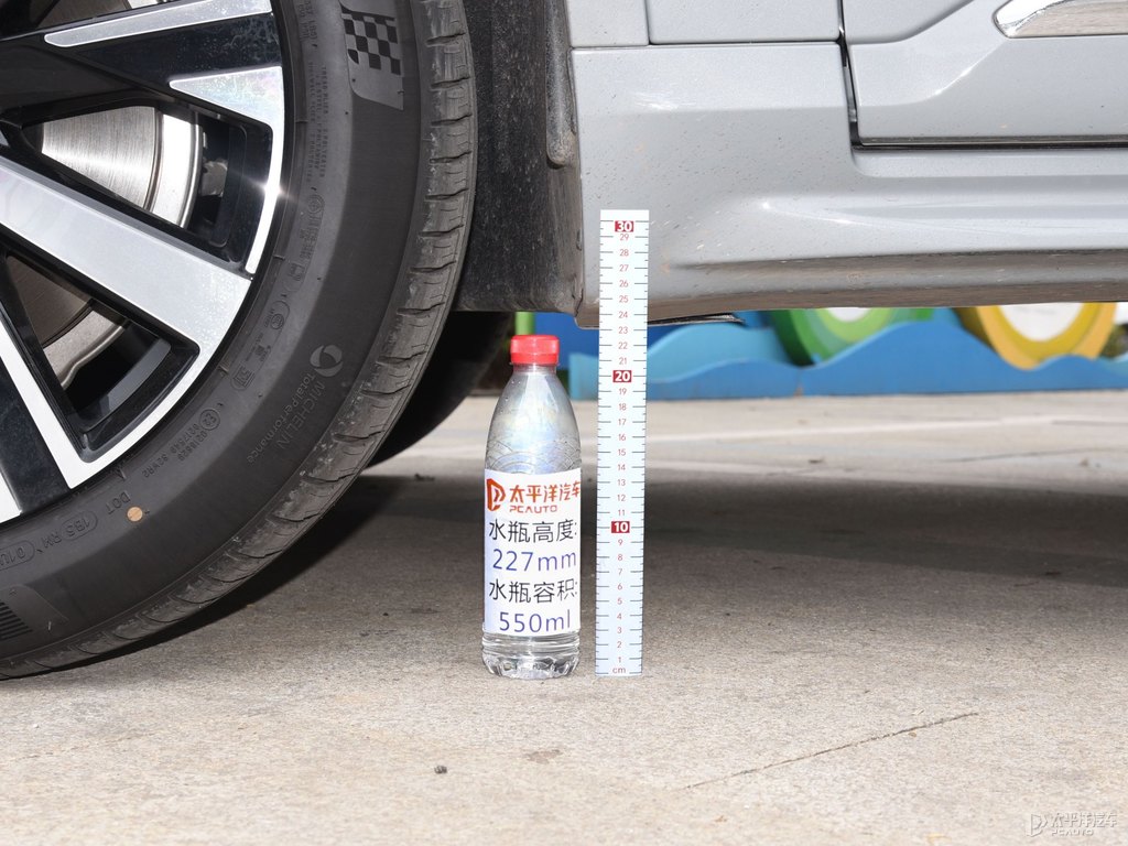 薄霧灰沃爾沃XC90車身外觀圖片