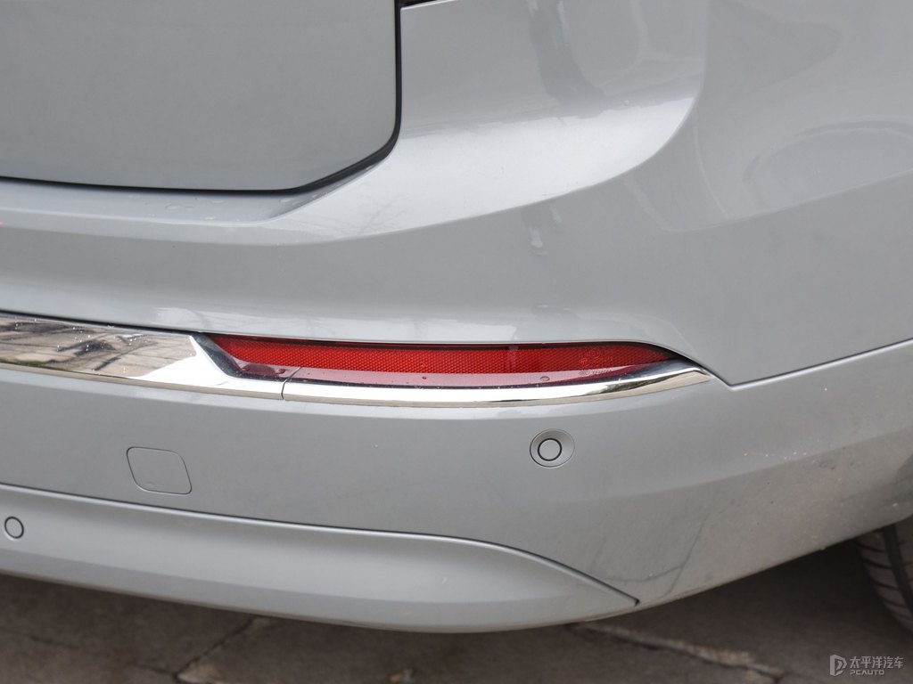 薄霧灰沃爾沃XC90車尾外觀圖片