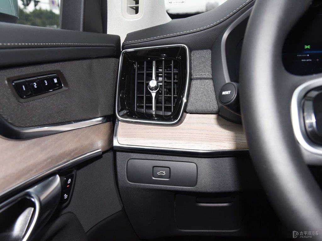 薄霧灰沃爾沃XC90中控內(nèi)飾圖片
