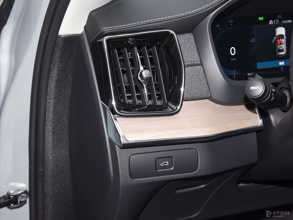 薄霧灰沃爾沃XC90中控內(nèi)飾圖片