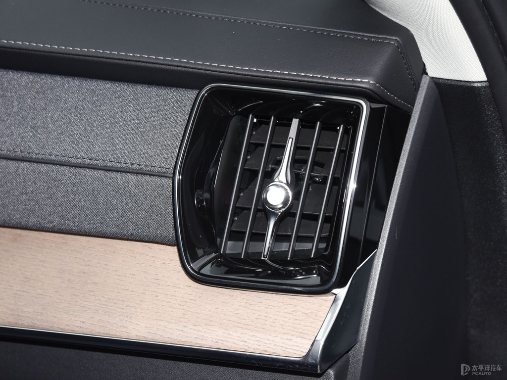 薄霧灰沃爾沃XC90中控內(nèi)飾圖片