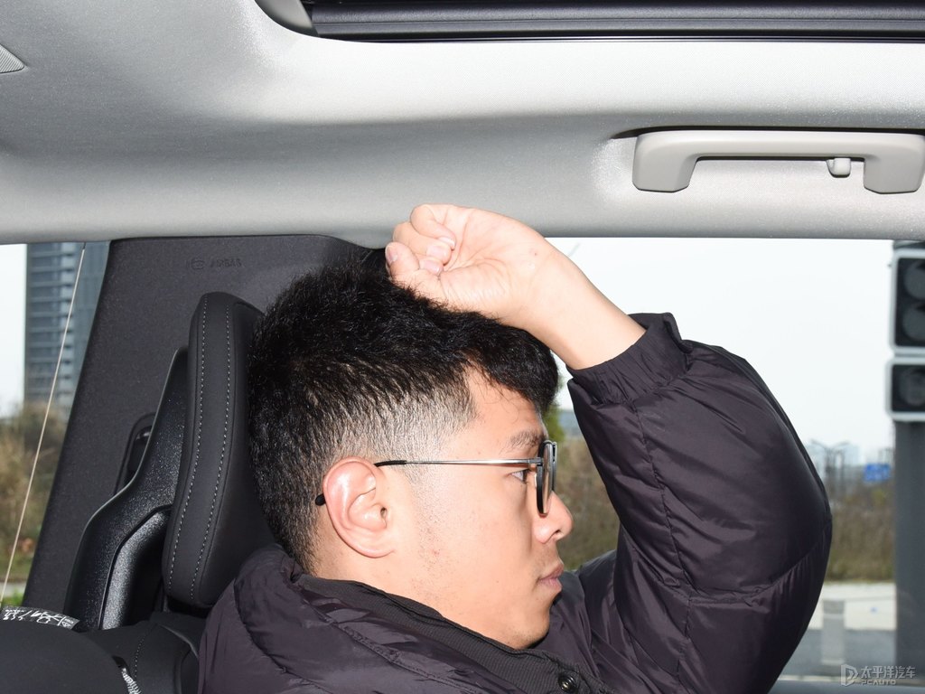 薄霧灰沃爾沃XC90駕乘空間空間圖片