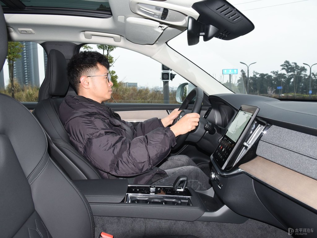 薄霧灰沃爾沃XC90駕乘空間空間圖片