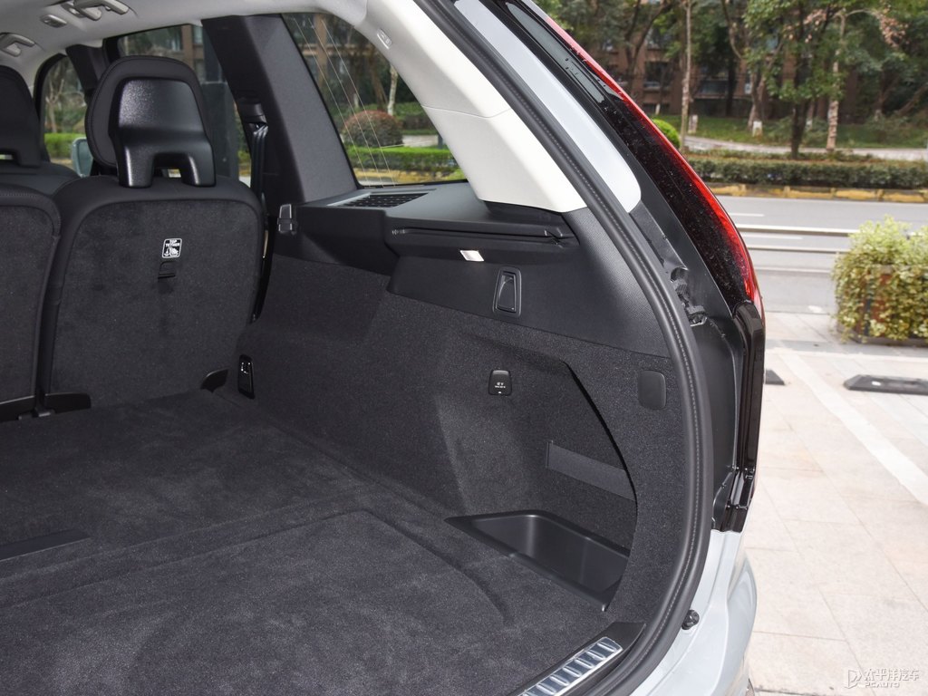 薄霧灰沃爾沃XC90后備廂空間圖片