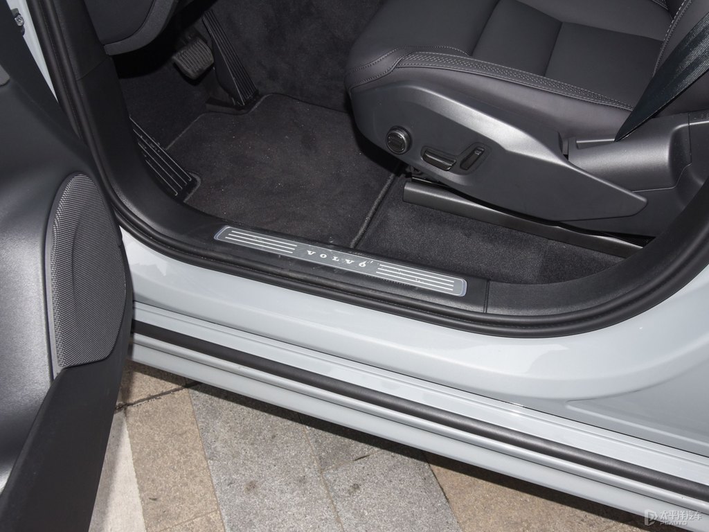 薄霧灰沃爾沃XC90車廂內(nèi)飾圖片