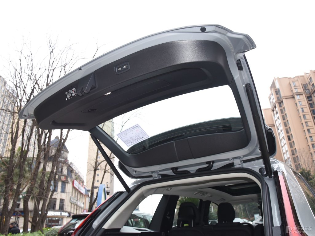 薄霧灰沃爾沃XC90后備廂空間圖片
