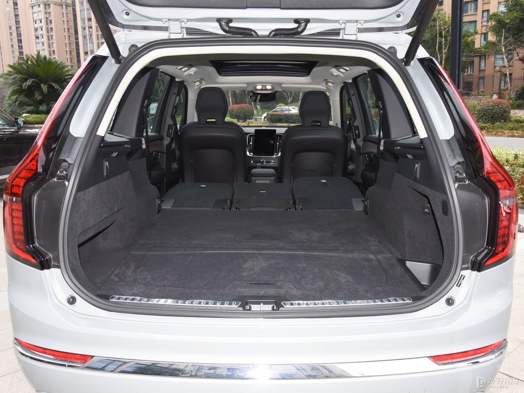 薄霧灰沃爾沃XC90后備廂空間圖片