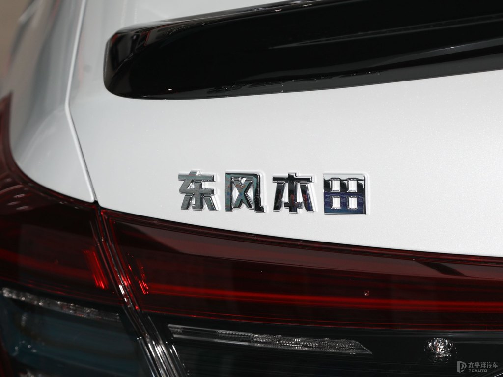 晶耀白思域車尾外觀圖片