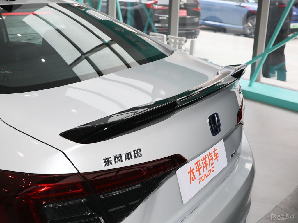 晶耀白思域車(chē)尾外觀圖片