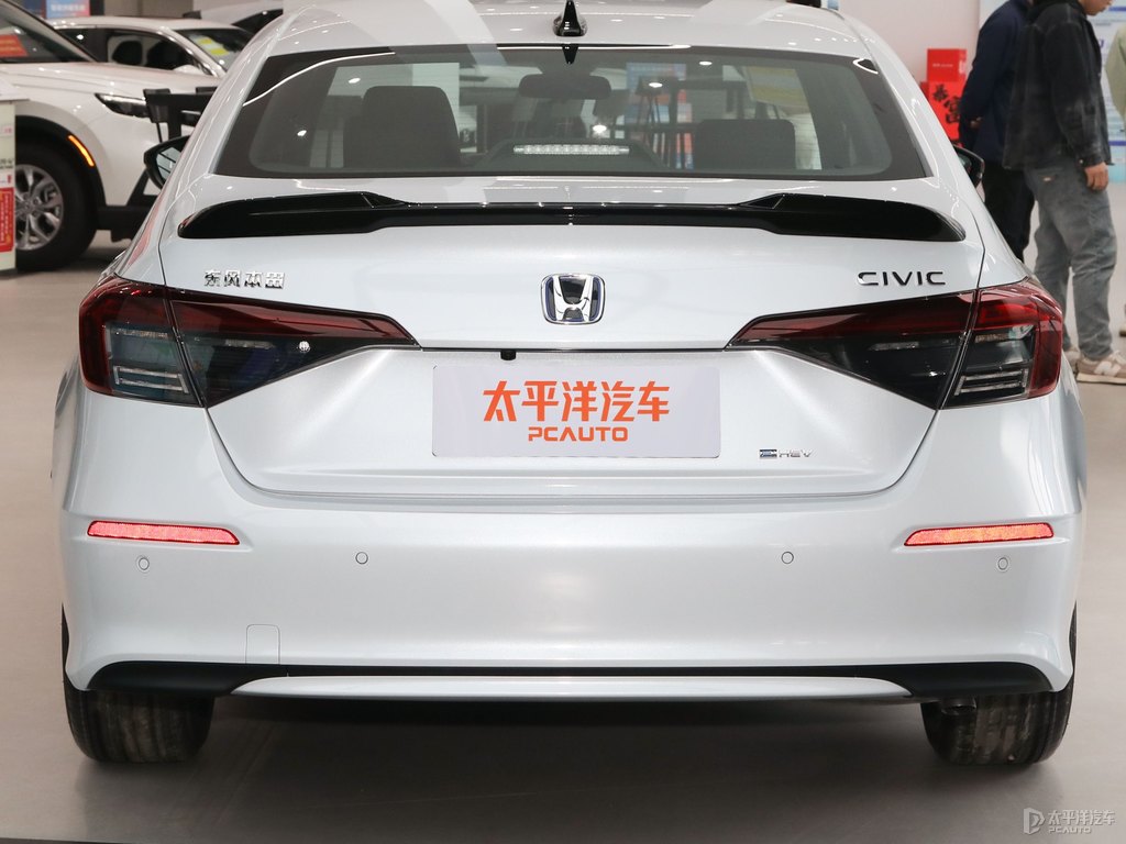 晶耀白思域車尾外觀圖片