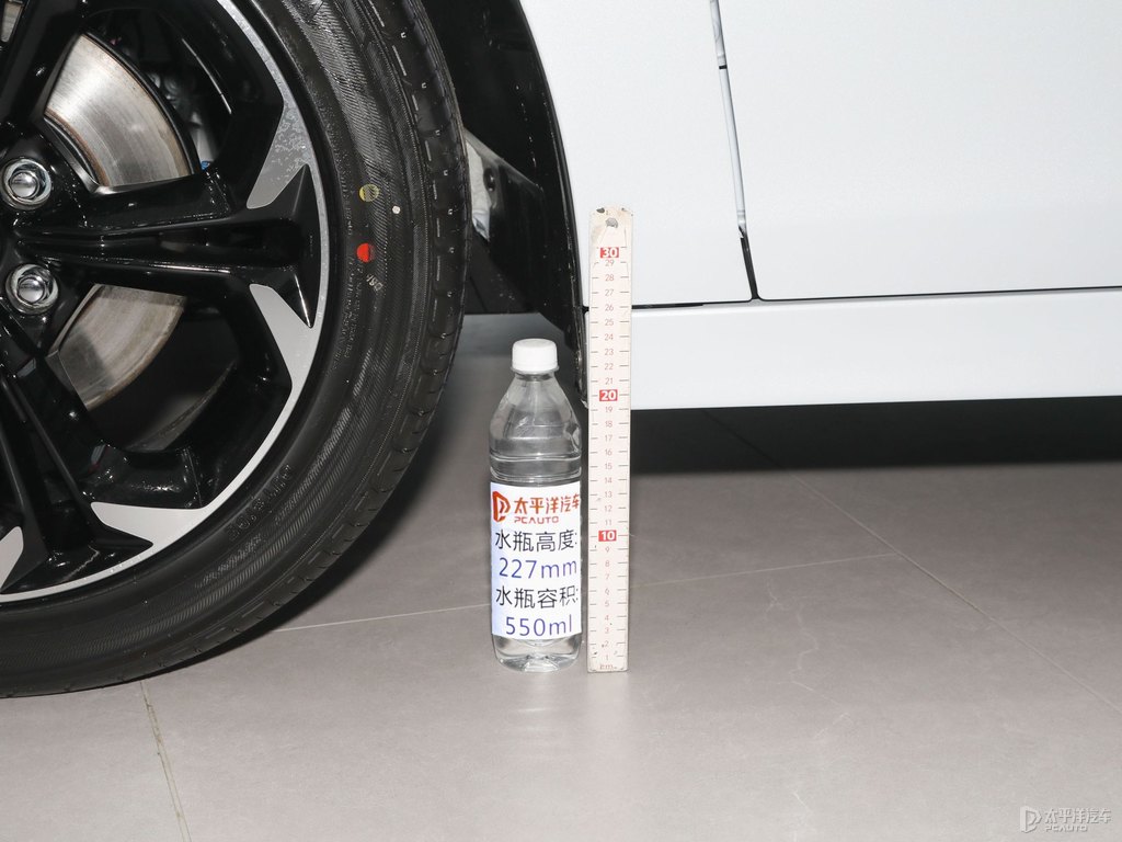 晶耀白思域車身外觀圖片