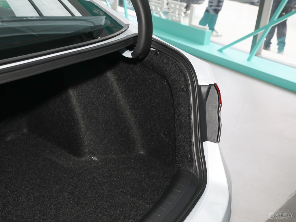 晶耀白思域后備廂空間圖片