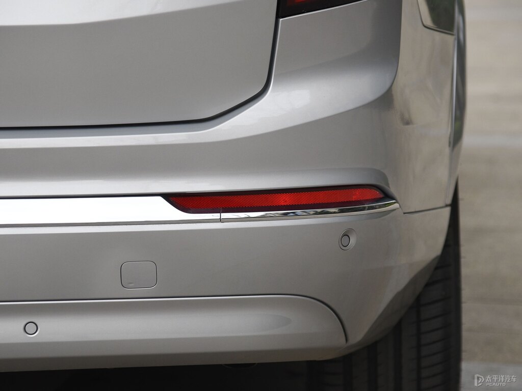 晨光銀沃爾沃XC90車尾外觀圖片