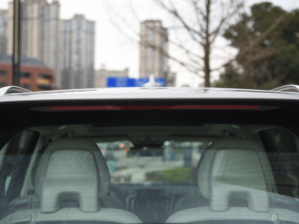晨光銀沃爾沃XC90車尾外觀圖片