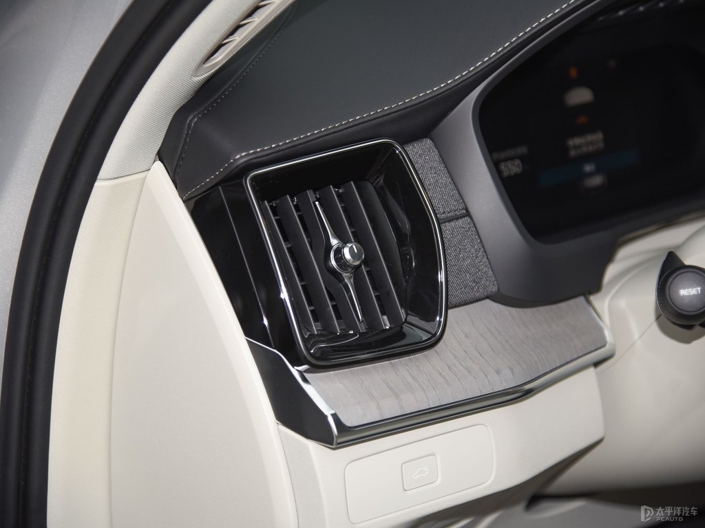 晨光銀沃爾沃XC90中控內(nèi)飾圖片