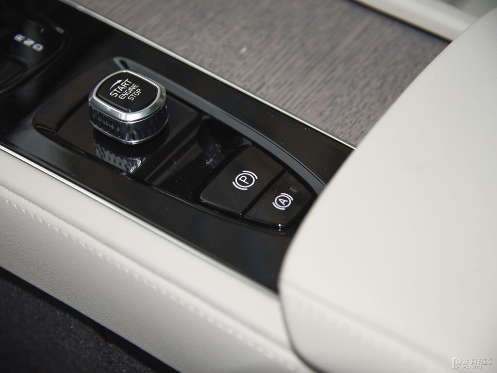 晨光銀沃爾沃XC90中控內(nèi)飾圖片