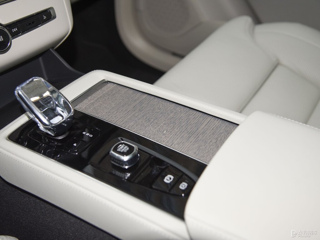 晨光銀沃爾沃XC90中控內(nèi)飾圖片