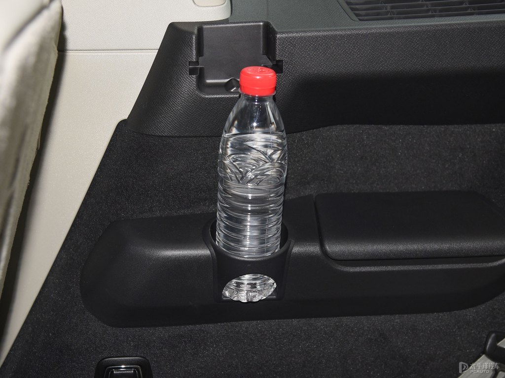 晨光銀沃爾沃XC90儲物空間空間圖片
