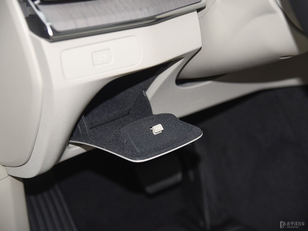 晨光銀沃爾沃XC90儲(chǔ)物空間空間圖片