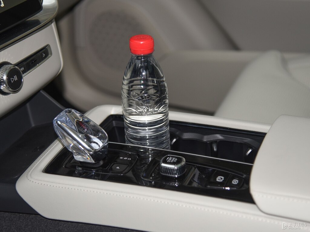晨光銀沃爾沃XC90儲物空間空間圖片