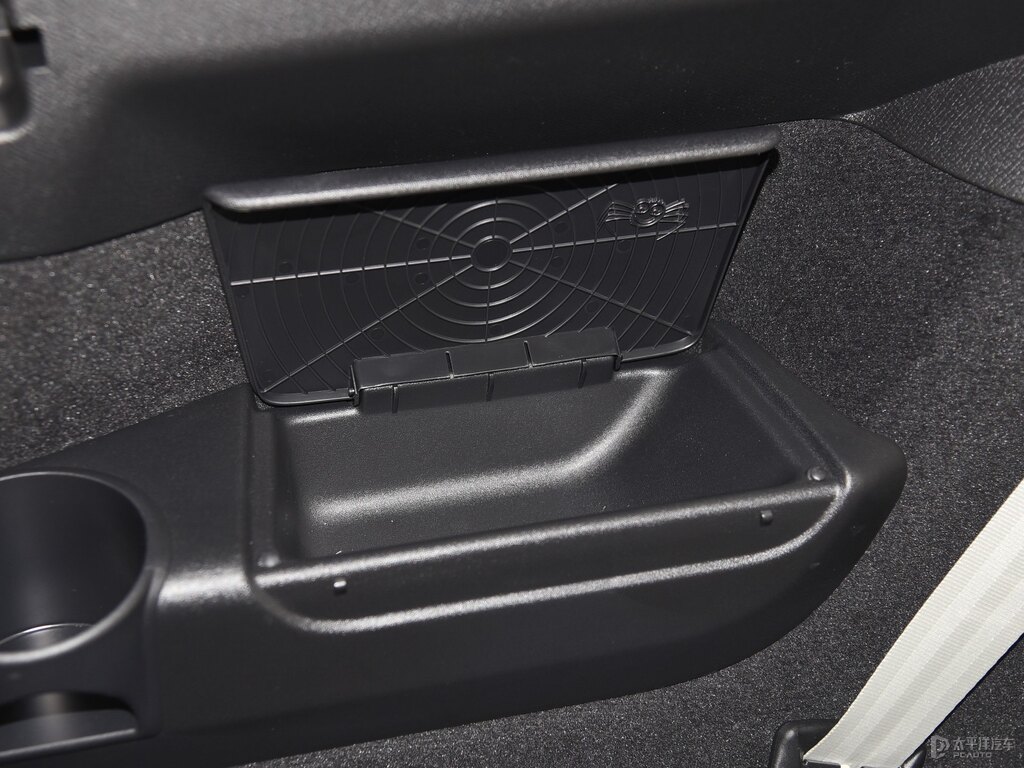 晨光銀沃爾沃XC90儲(chǔ)物空間空間圖片