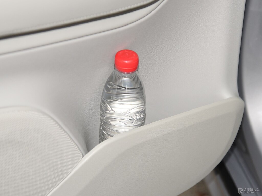 晨光銀沃爾沃XC90儲(chǔ)物空間空間圖片