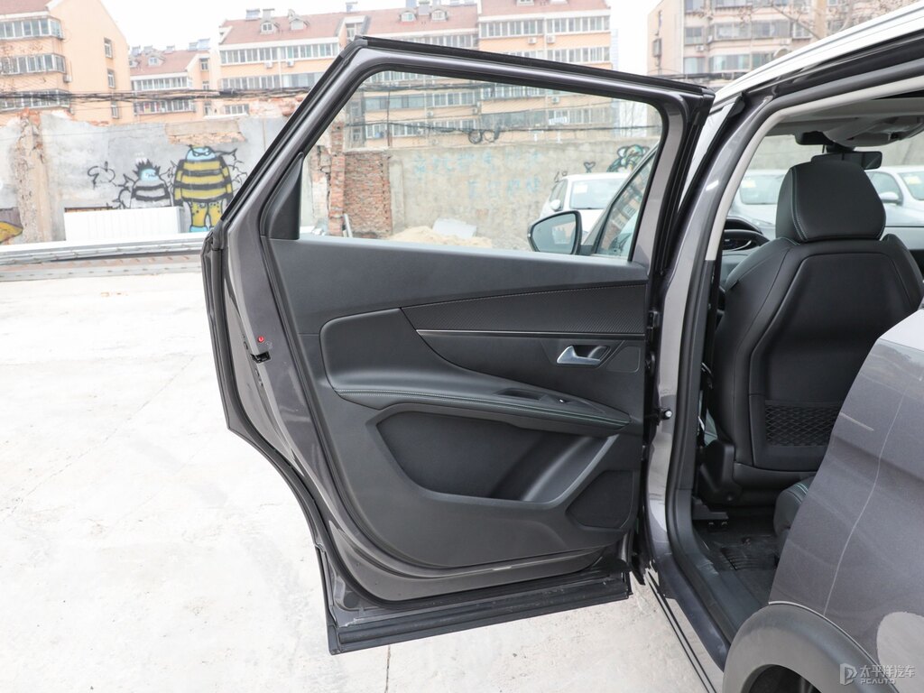 青巖灰標致5008車廂內(nèi)飾圖片