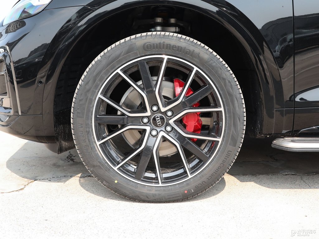 傳奇黑奧迪Q5L車身外觀圖片