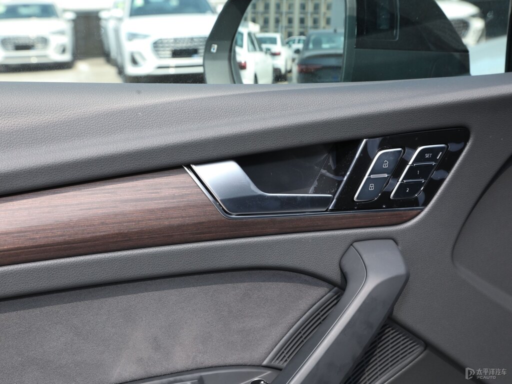 傳奇黑奧迪Q5L車廂內(nèi)飾圖片