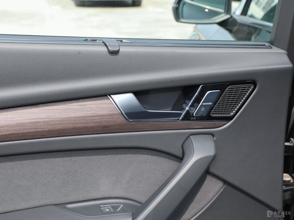 傳奇黑奧迪Q5L車廂內(nèi)飾圖片