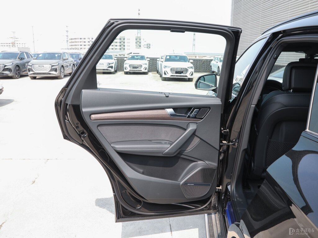 傳奇黑奧迪Q5L車廂內(nèi)飾圖片