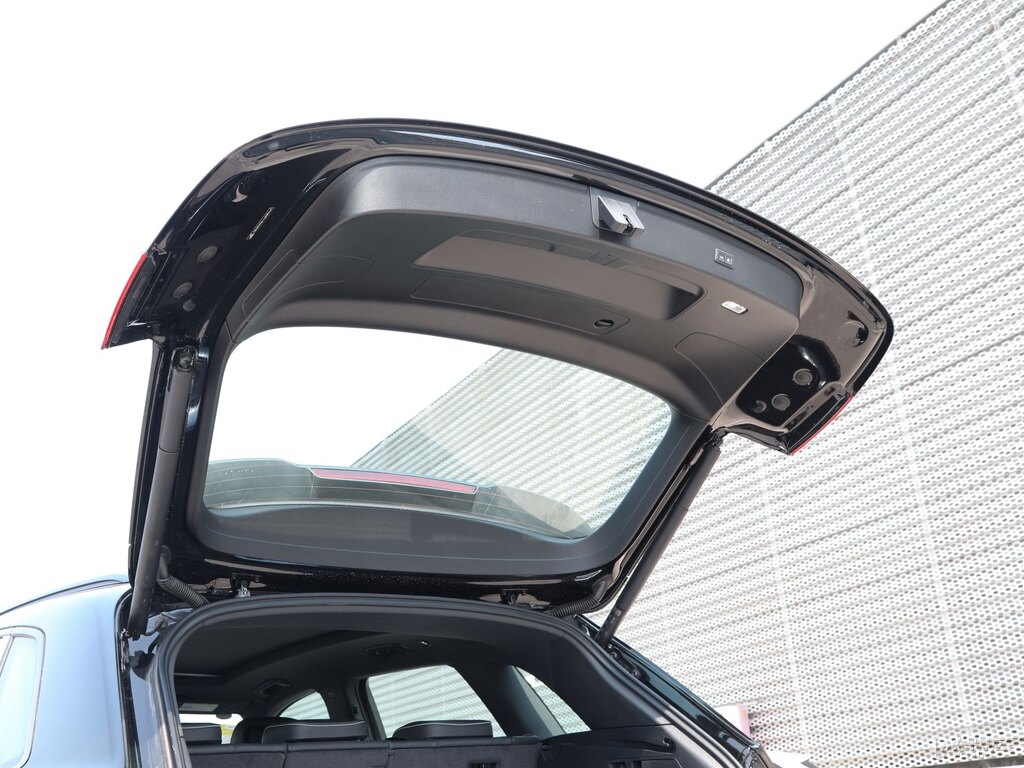 傳奇黑奧迪Q5L后備廂空間圖片