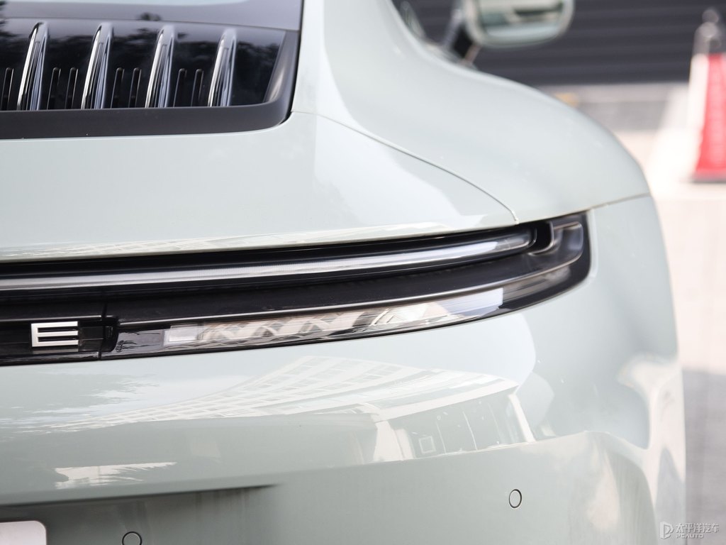暗影綠金屬保時(shí)捷911車尾外觀圖片