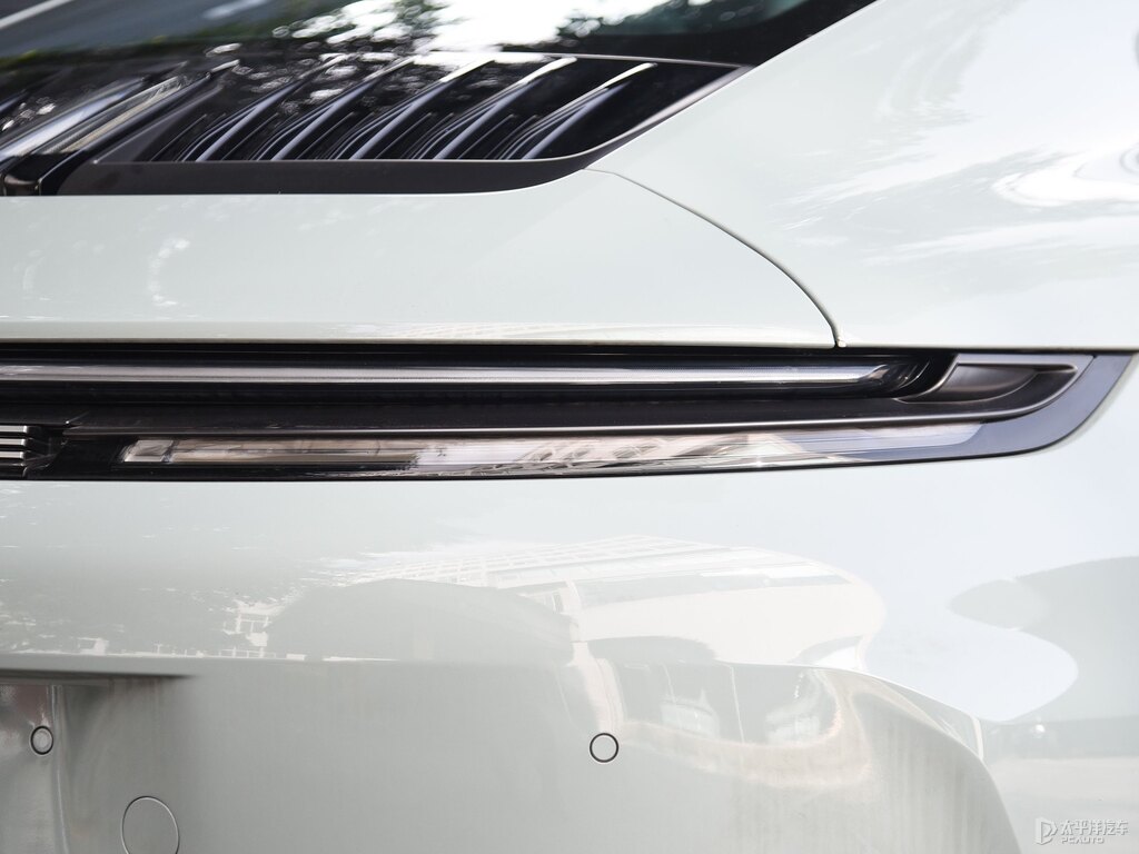 暗影綠金屬保時(shí)捷911車尾外觀圖片