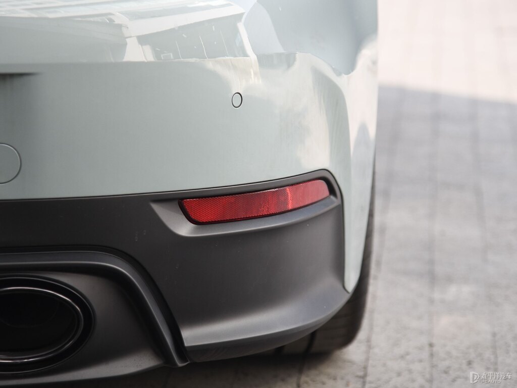 暗影綠金屬保時捷911車尾外觀圖片