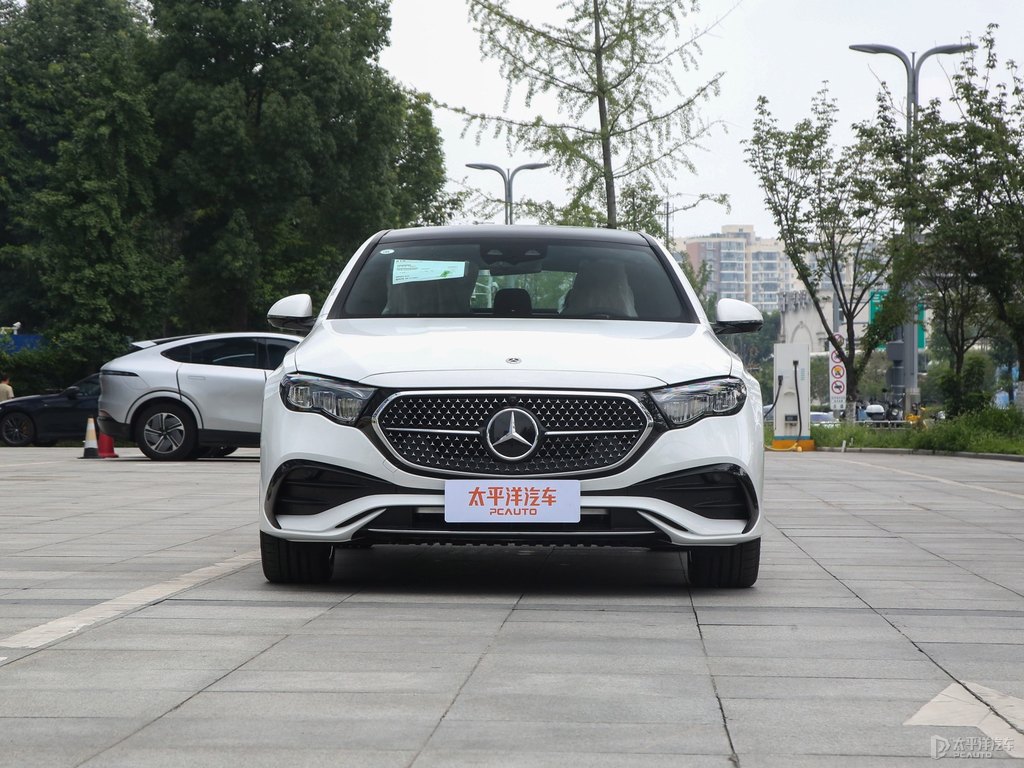 北極白奔馳E級(jí)整車(chē)外觀(guān)外觀(guān)圖片