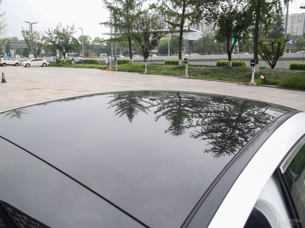北極白奔馳E級車身外觀圖片