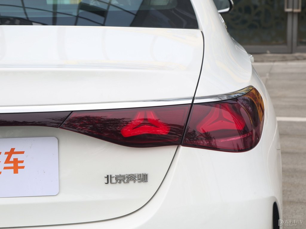 北極白奔馳E級車尾外觀圖片