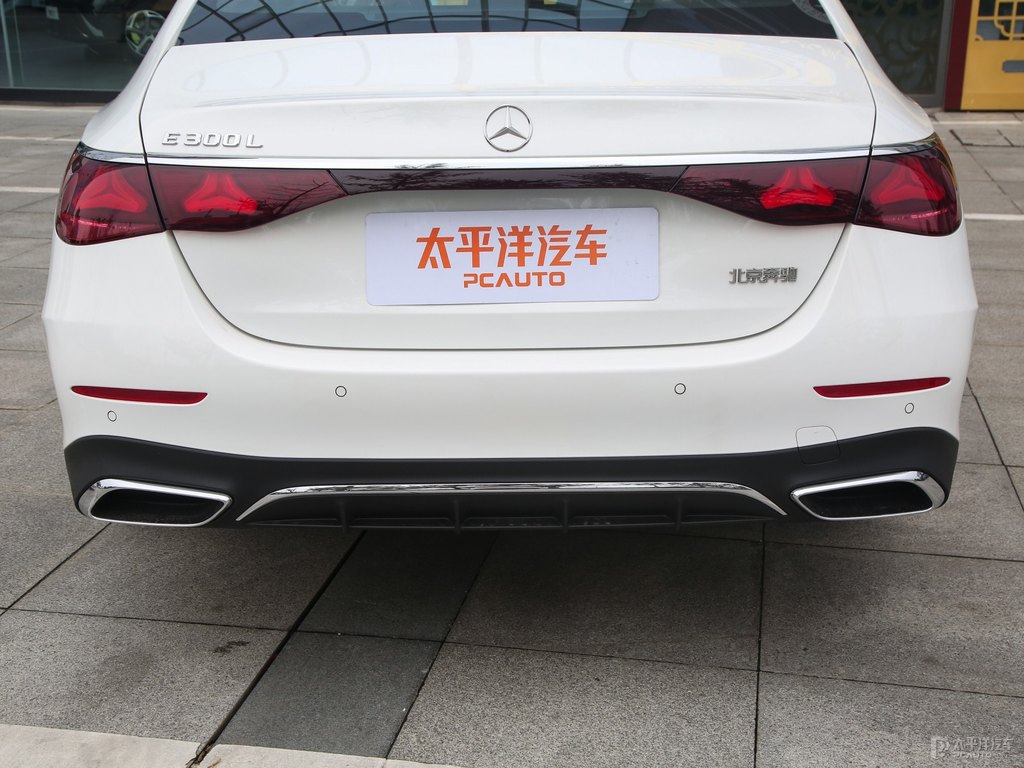 北極白奔馳E級車尾外觀圖片