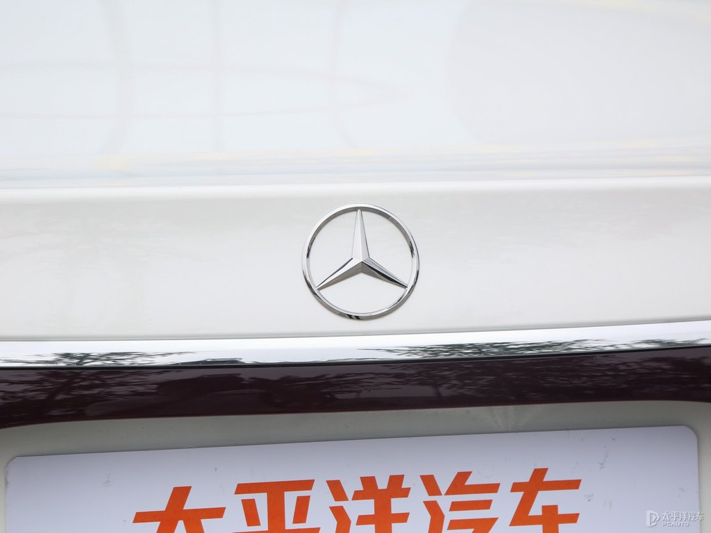 北極白奔馳E級(jí)車尾外觀圖片