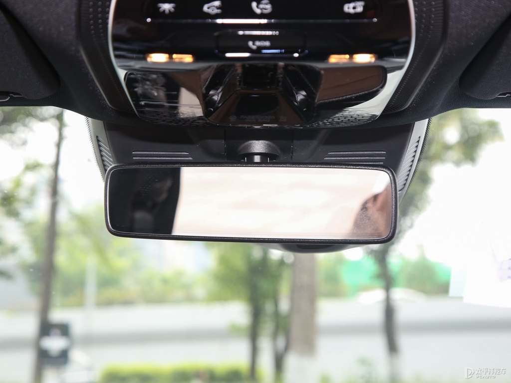 北極白奔馳E級車廂內(nèi)飾圖片