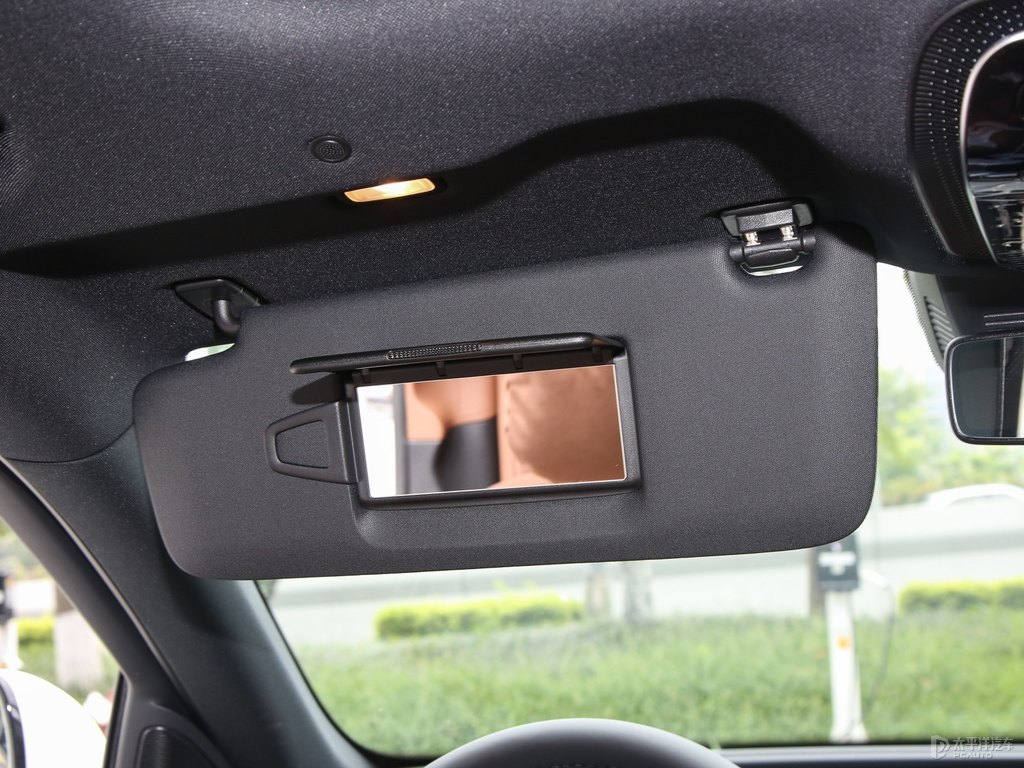 北極白奔馳E級車廂內(nèi)飾圖片