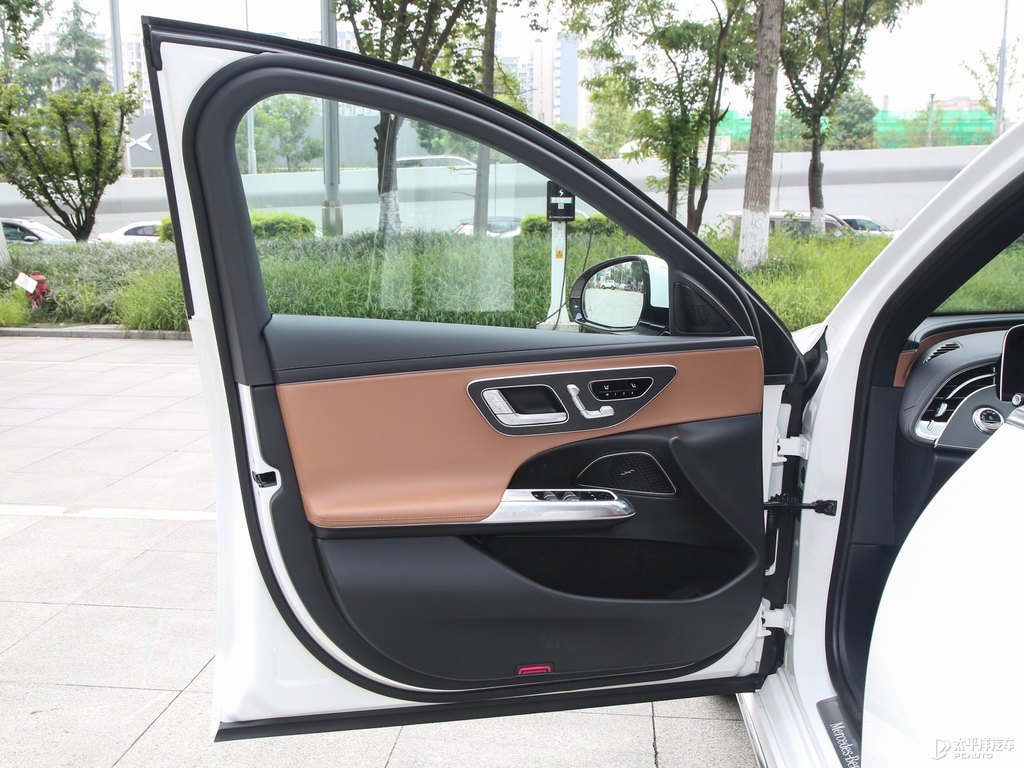 北極白奔馳E級車廂內(nèi)飾圖片