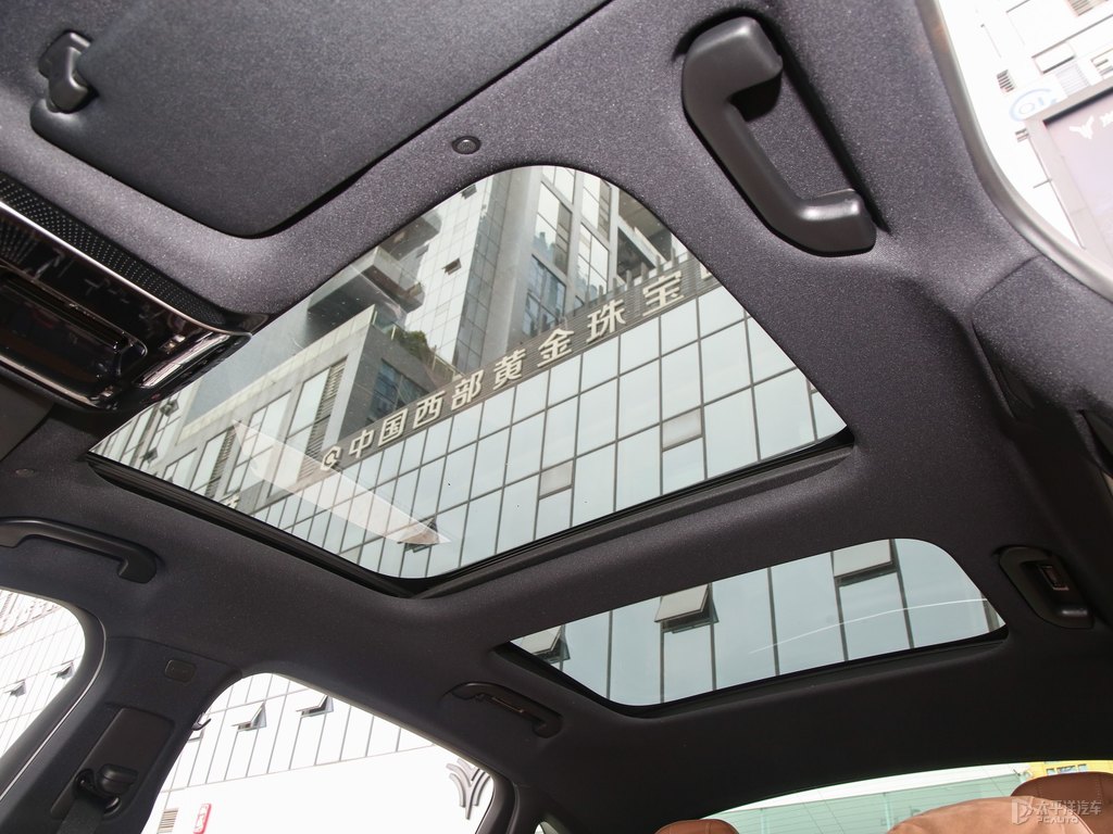 北極白奔馳E級車廂內(nèi)飾圖片