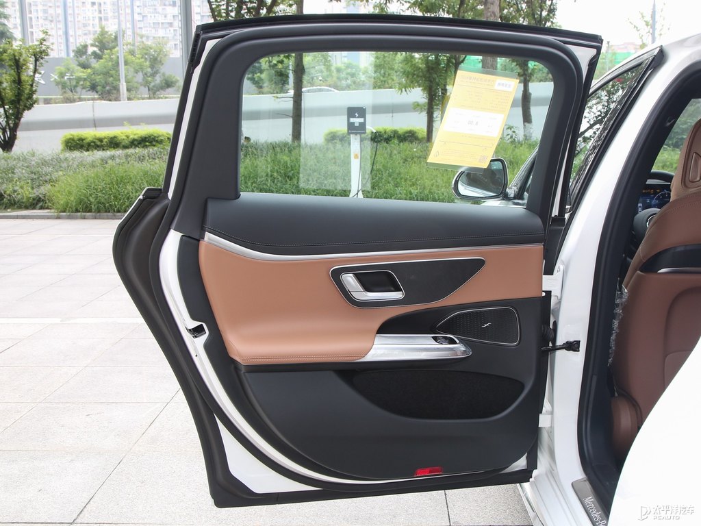 北極白奔馳E級(jí)車廂內(nèi)飾圖片