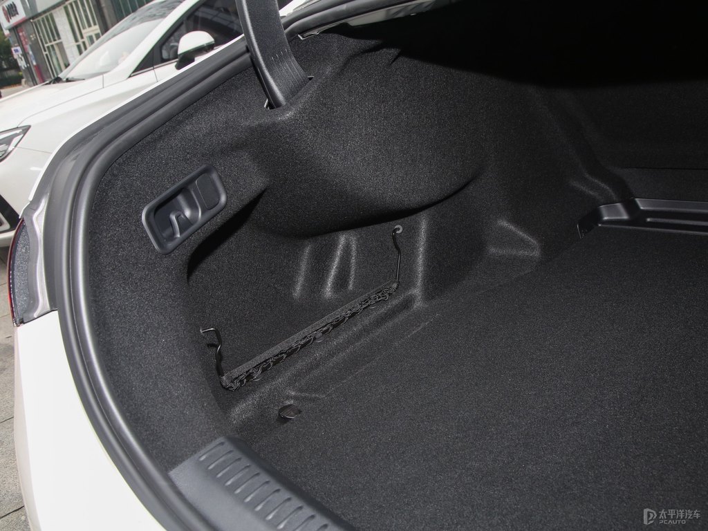 北極白奔馳E級(jí)后備廂空間圖片