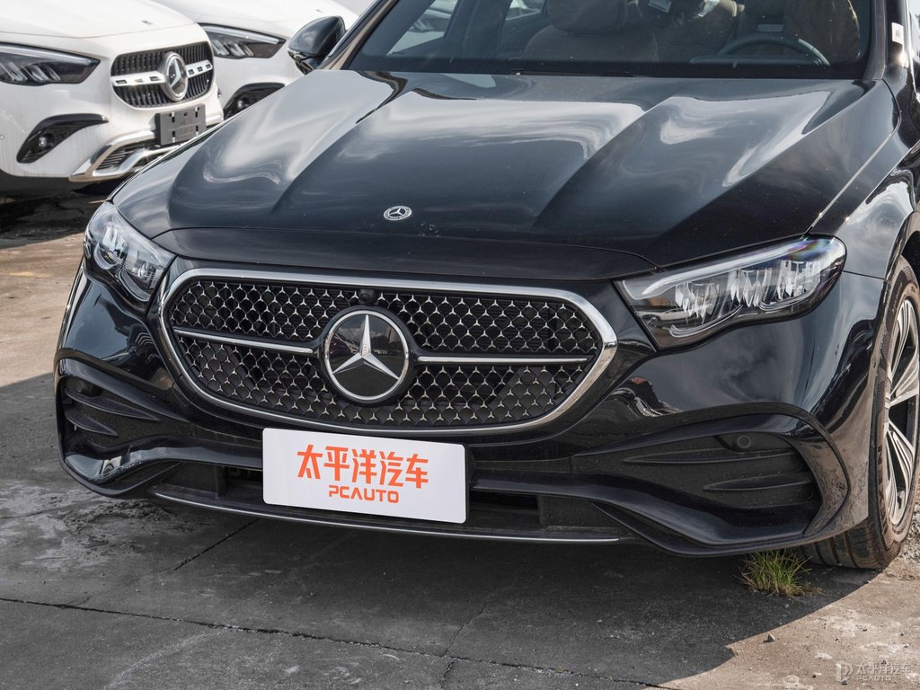 曜巖黑奔馳E級(jí)車頭外觀圖片